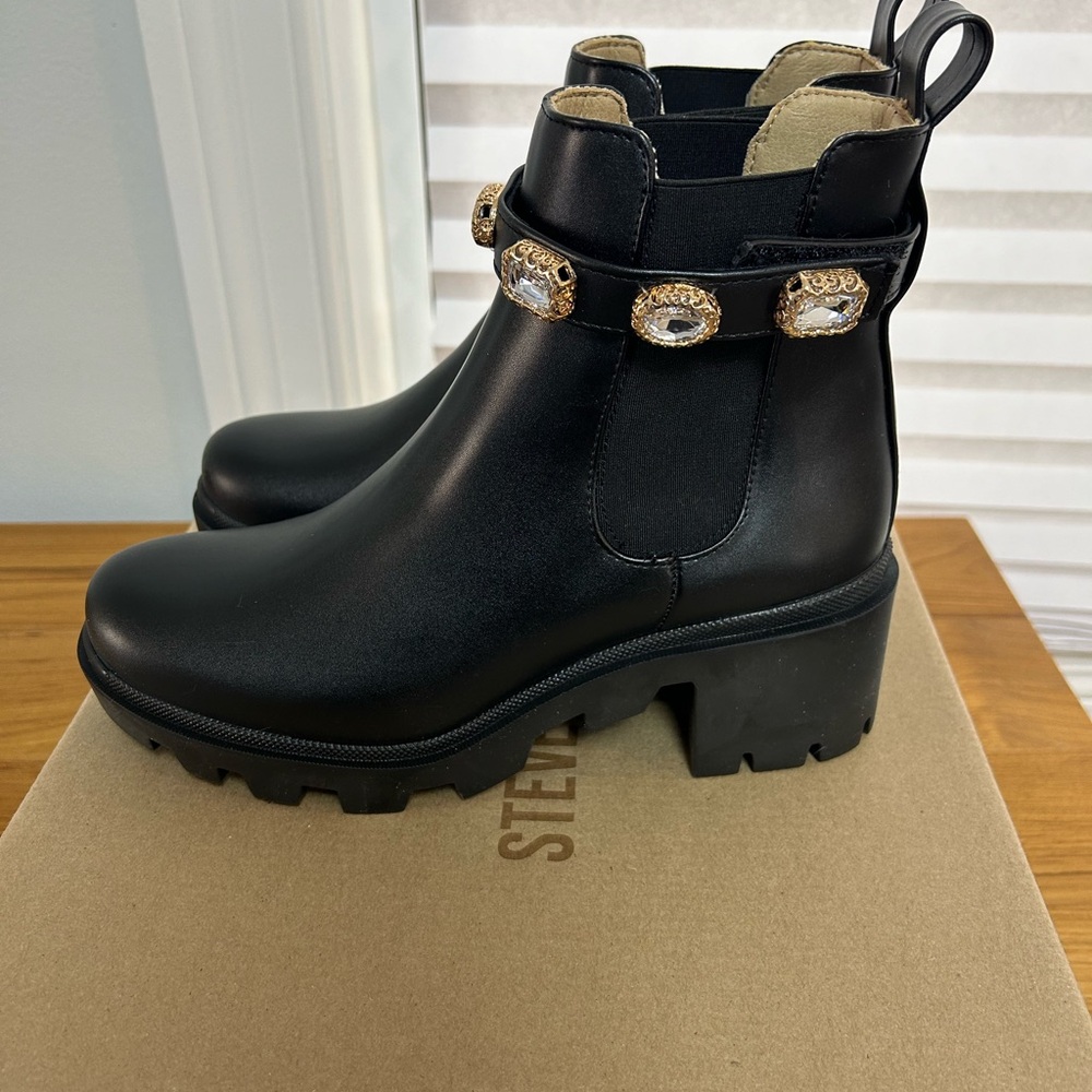 NIB Steve Madden Black Chelsea Ankle Boots